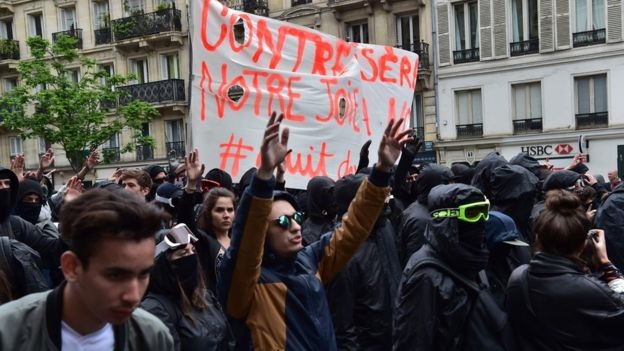 Безредици в Париж, жандармерията използва сълзотворен газ срещу демонстранти 