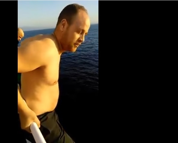 Храбър моряк скочи от 12 метра, за да спаси заплетен кит (ВИДЕО)