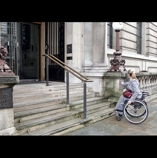 Уникално! Тази жена с увреждания не може да се качи по стълбите, вижте какво се случва, когато натисне бутона (ВИДЕО)