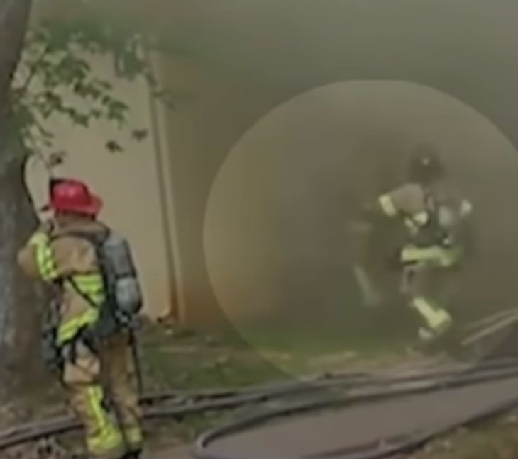 Чудо! Пожарникар хвана във въздуха бебе, хвърлено от втория етаж (ВИДЕО)