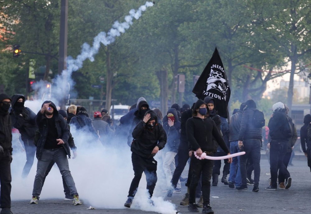 След края на изборите в Париж ври и кипи! Протестиращи се събраха на Площада на Бастилията, стигна се до сблъсъци с полицията (СНИМКИ/ВИДЕО)