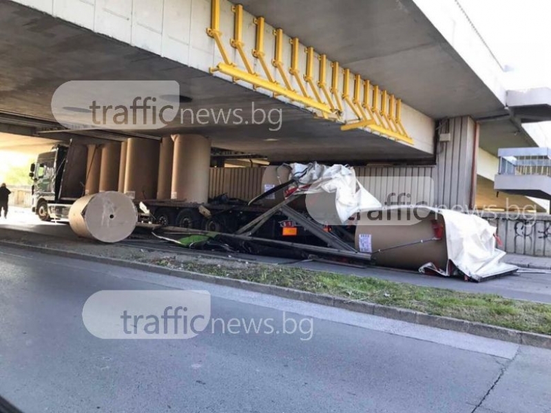 Зрелище в Пловдив! Шофьор се опита да промуши голям камион под малък мост (СНИМКИ)