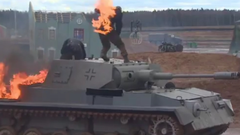 Брутално ВИДЕО (18+) от „военния Дисниленд” на Русия! Десетки танкове, оръжия и самолети от Втората световна война щурмуваха Райхстага 