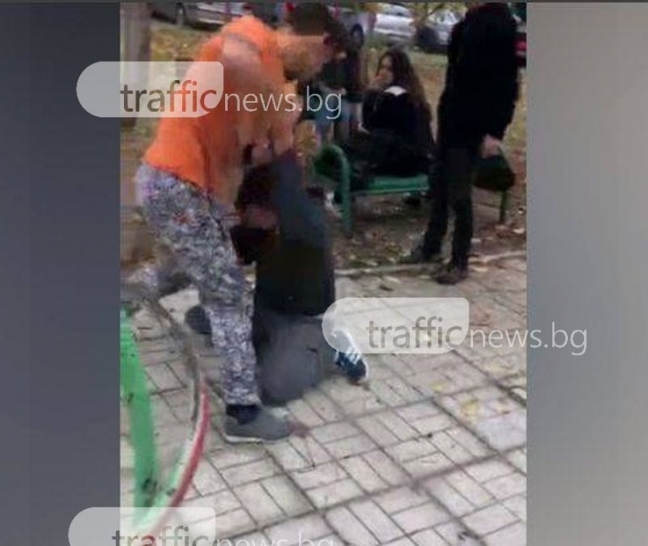 Брутално насилие в Пловдив! Тийнейджър смля от бой свой връстник посред бял ден (СНИМКИ/ВИДЕО 18+)