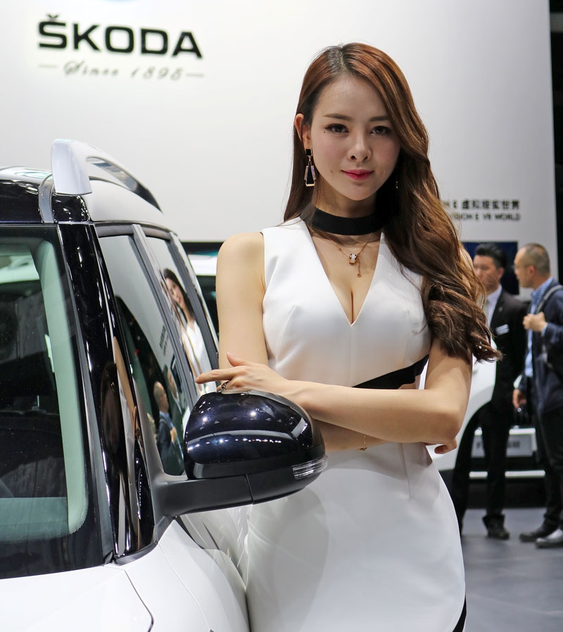 Красиви жени и божествени коли – най-доброто от шанхайския автосалон (СНИМКИ)