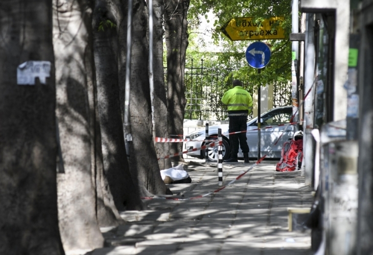 Нови ужасяващи подробности за голия мъртъв чужденец в София и за момичето и момчето в стаята му