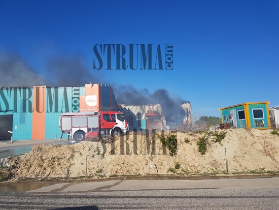 Огнен ад в Марикостиново! Голям пожар в складовете на петрички бизнесмен, гърмят бутилки с метан (СНИМКИ)