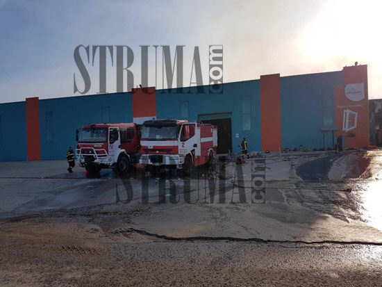 Кошмарът в Марикостиново продължава! Пламналият склад още тлее, щети за милиони за гръцкия бизнесмен (СНИМКИ)