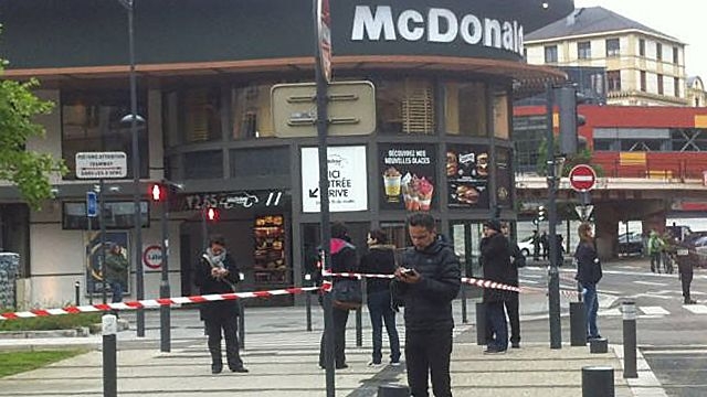 Извънредно от Гренобъл! Взрив избухна в заведение на McDonald's, евакуират всички хора (ВИДЕО)