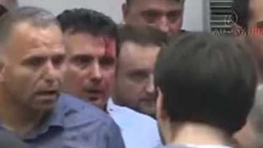 Боят настана: Демонстранти млатят депутати в Македония и пеят обидни за албанците песни!
