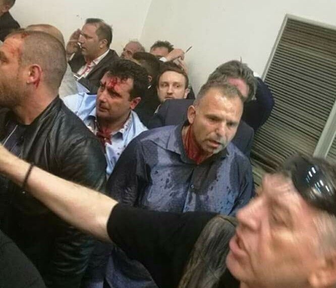 НА ЖИВО от западната ни съседка: Напрежението ескалира до небесата - македонските депутати вече са заложници! 