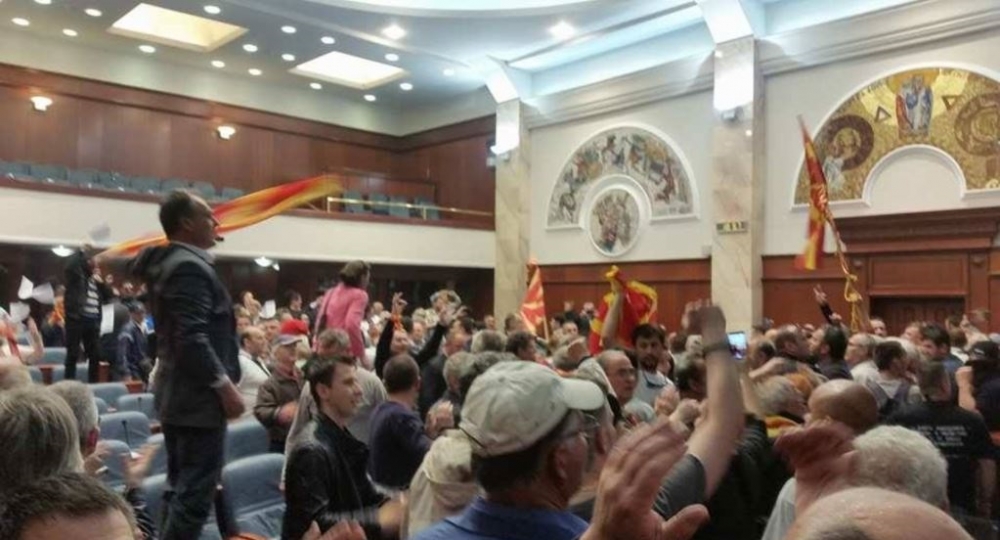 НА ЖИВО от западната ни съседка: Напрежението ескалира до небесата - македонските депутати вече са заложници! 