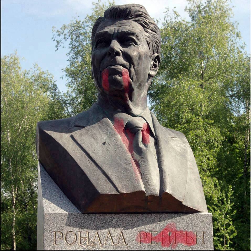 Заляха с боя паметника на Рейгън в София часове след откриването му