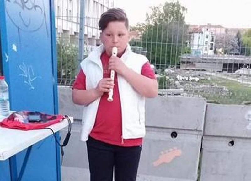 Историята на 11-годишния Сашо от Пловдив разтърси Фейсбук! Момчето свири на улицата, за да събере пари за болното си братче 