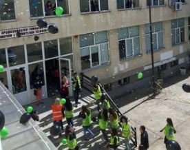 Пет коли с надпис "Полиция" нахлуха в двора на пазарджишко школо заради класна на зрелостници 