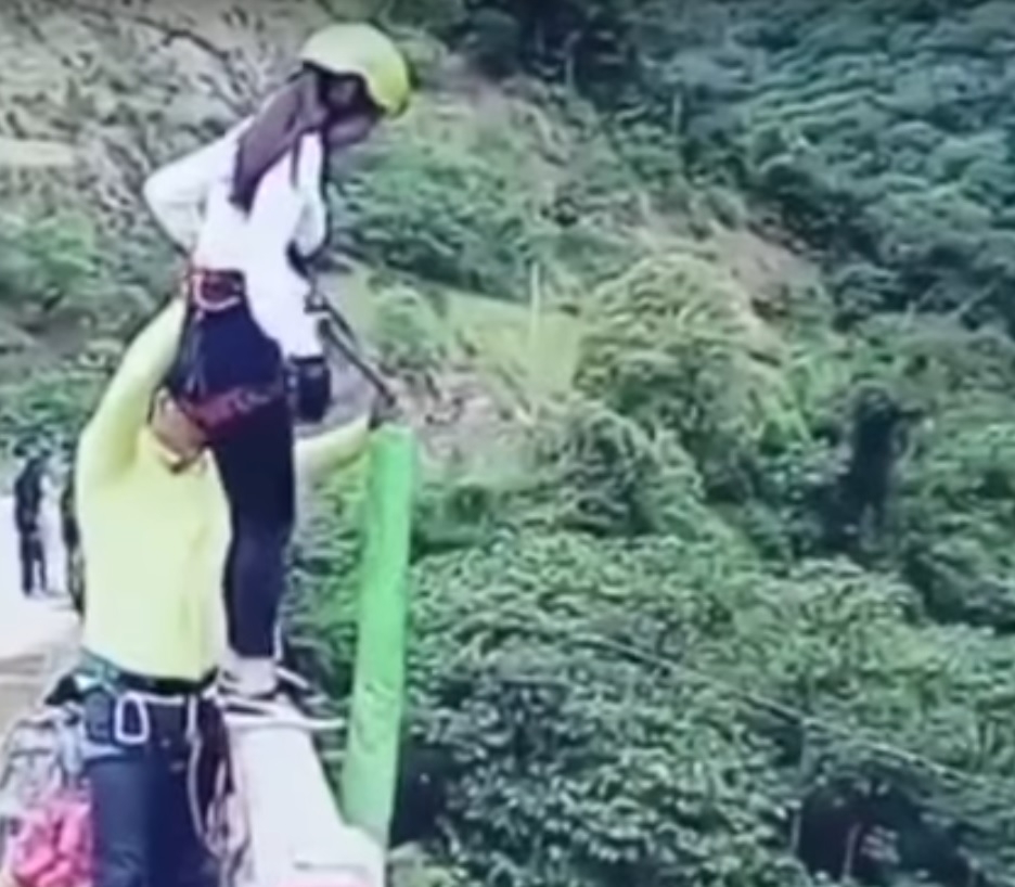 Идиотски инцидент: Момиче скочи от мост, а въжето се оказа по-дълго от височината му (ВИДЕО 18+)