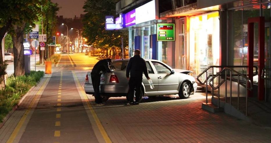 Кола се заби в сграда на метри от стриптийз клуб във Варна (СНИМКИ)
