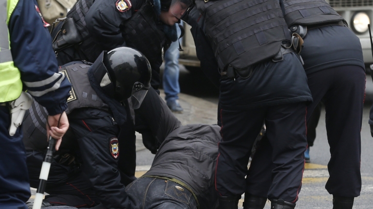 "Дойче веле" проплака: И 13-годишно момиче сред арестуваните в Санкт Петербург