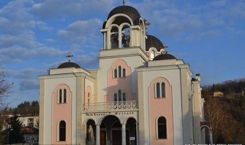За първи път от близо век: Осветиха нова катедрала в Ловеч