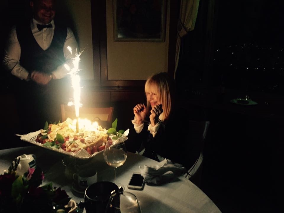 Родният елит почете рождения ден на Лили Иванова! Един от подаръците я трогна до сълзи... (СНИМКА)