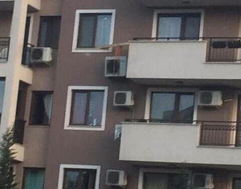 И това го има: "Летящ" климатик плаши минувачи в Пловдив (СНИМКИ)