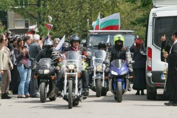 Вижте шествието на българските мотористи от „Нощните вълци“ и протеста срещу тях (СНИМКИ)