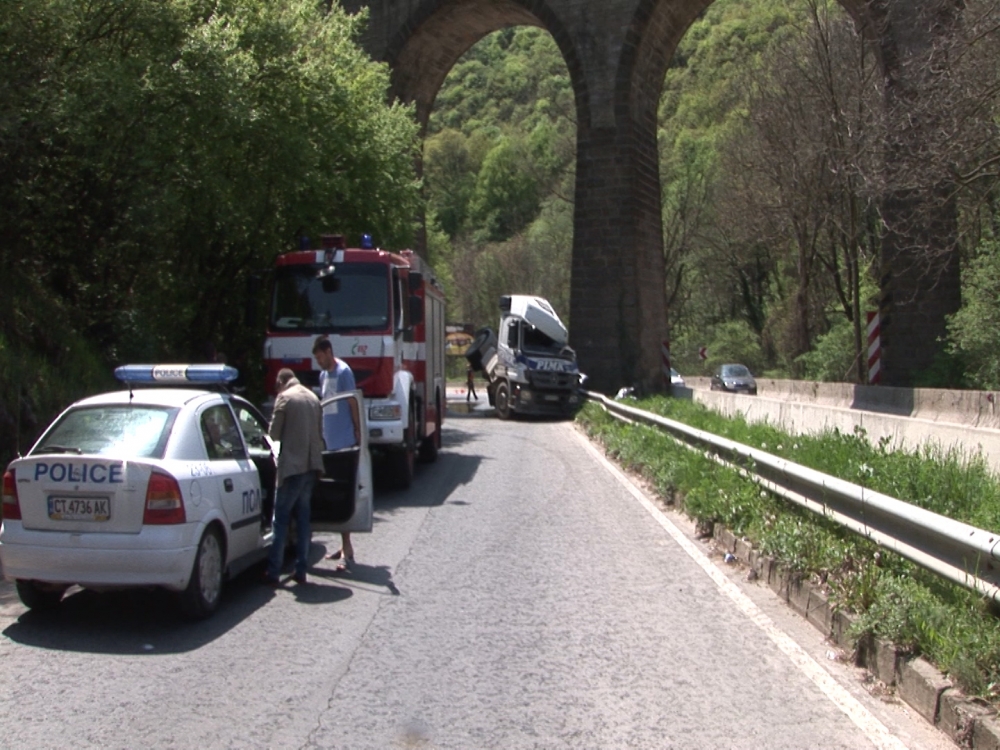 Нов ужас на пътя! Тираджия се размаза в Италианския мост край Стара Загора и стана най-страшното! (СНИМКИ/ВИДЕО)