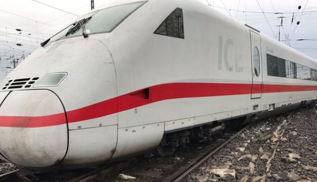 Влак стрела дерайлира край Дортмунд! Спасители евакуират пътниците (СНИМКИ)