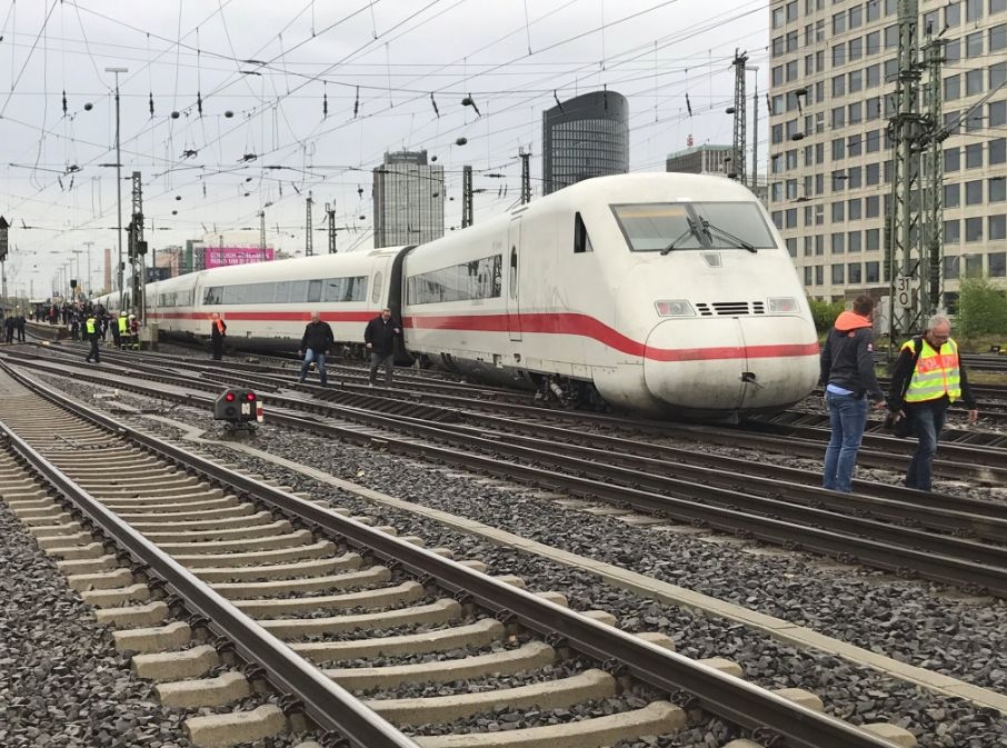 Влак стрела дерайлира край Дортмунд! Спасители евакуират пътниците (СНИМКИ)