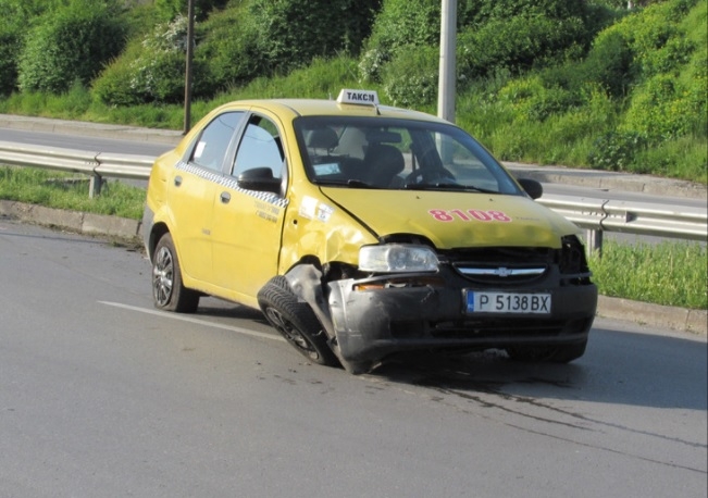 Такси изхвърча в мантинелата в Русе! Пътничката е пострадала (СНИМКИ)