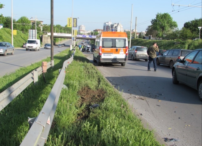 Такси изхвърча в мантинелата в Русе! Пътничката е пострадала (СНИМКИ)
