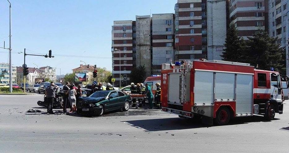 В центъра на Варна е страшно! Режат ламарини, за за извадят пострадала при зверско меле (СНИМКИ 18+)