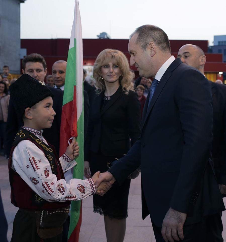 Първо в БЛИЦ: Най-големият фен на президента Радев е неотлъчно до него! (СНИМКИ)