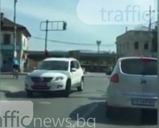 Така карат шофьорите на дипломатически автомобили  в Пловдив (ВИДЕО)