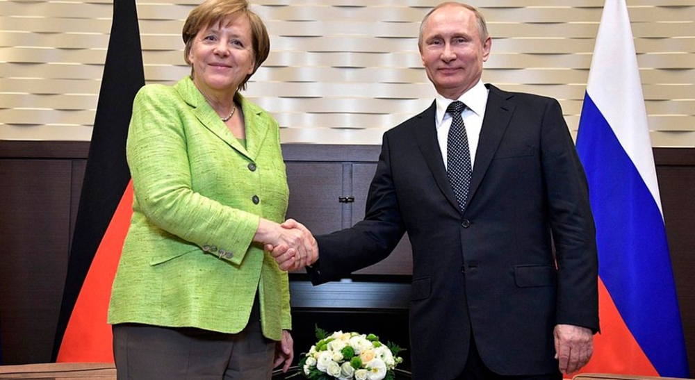 Меркел обещала да понапляска Порошенко от името на Путин