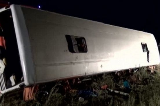 Ад на пътя край Монтана: Рейс падна в дере! Жена загина на място, а десетки пътници са в капан!