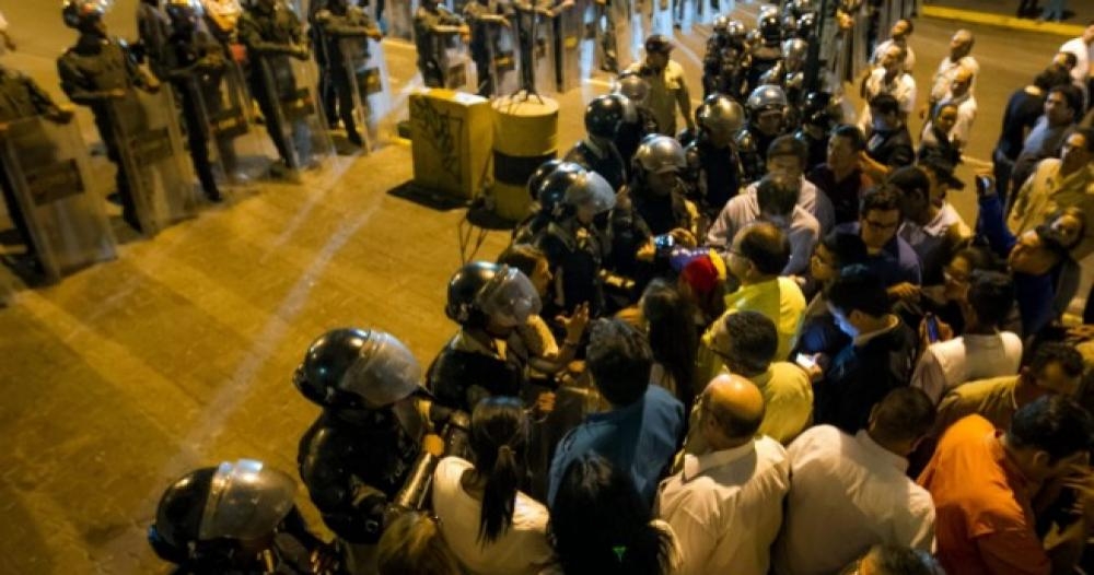 Най-малко 14 души са ранени при разпръскване на студентски протест в Каракас