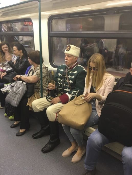 Възрастен пътник в метрото предизвика истински фурор във Фейсбук (СНИМКИ)