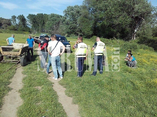 Петрички ченгета натръшкаха тумба роми насред гората! Спецакцията бе заради...агнета (СНИМКИ)