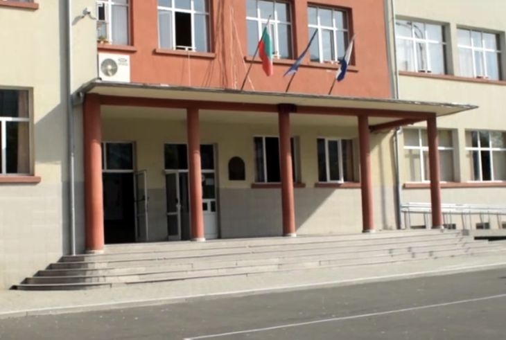 Евакуираха 700 ученици за 3 мин от бургаско училище (ВИДЕО)