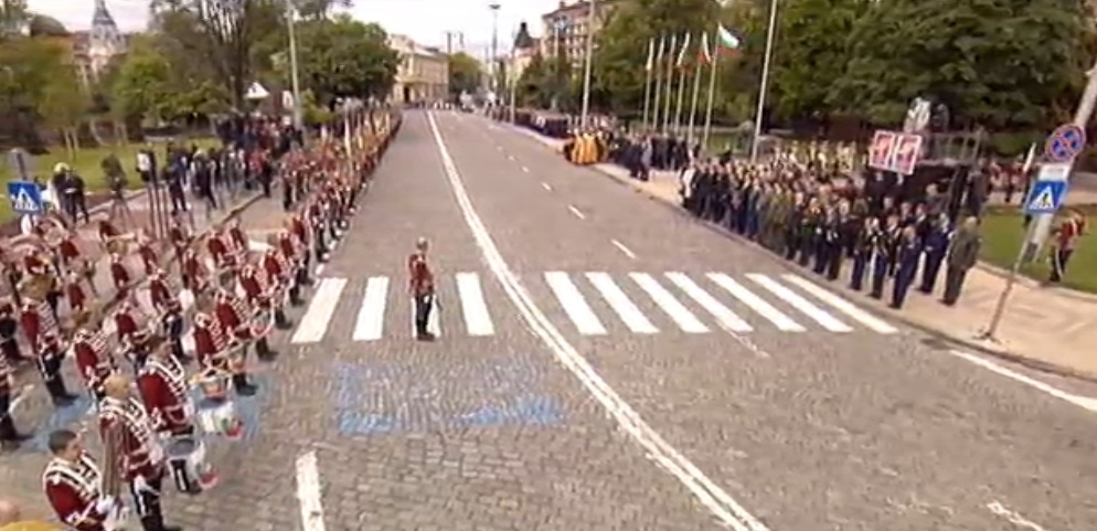 Армията празнува: Започна военният парад за Деня на храбростта под погледа на Румен Радев и Красимир Каракачанов 