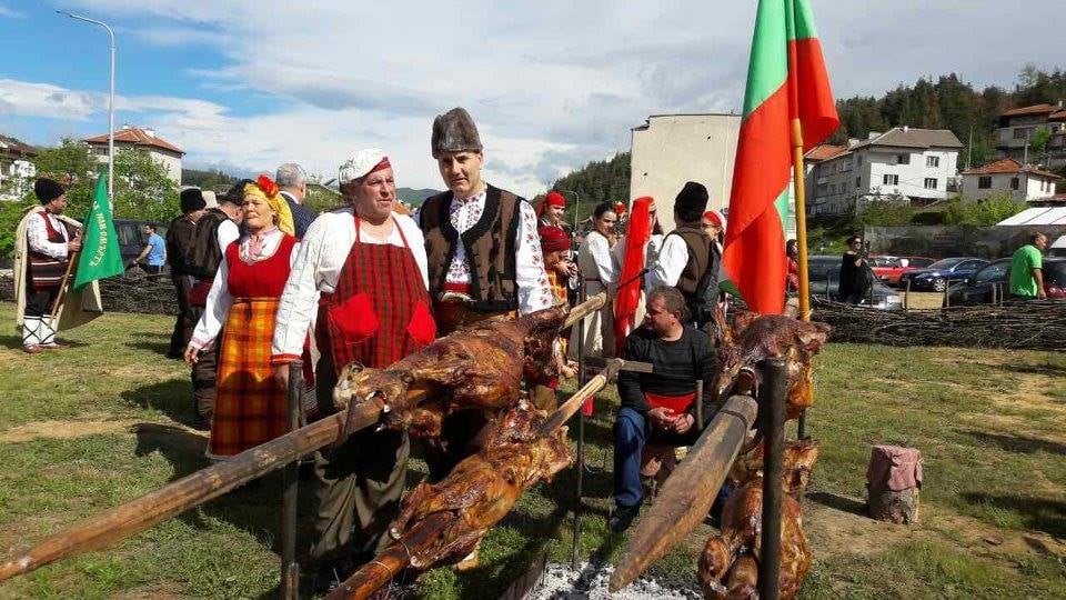 Цветанов облече носията! Уникални СНИМКИ