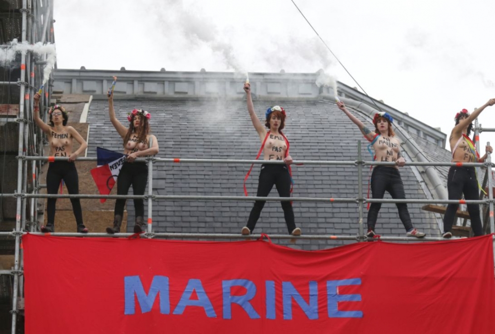 Активистки на FEMEN спретнаха гол протест срещу Марин льо Пен (ВИДЕО 18+) 