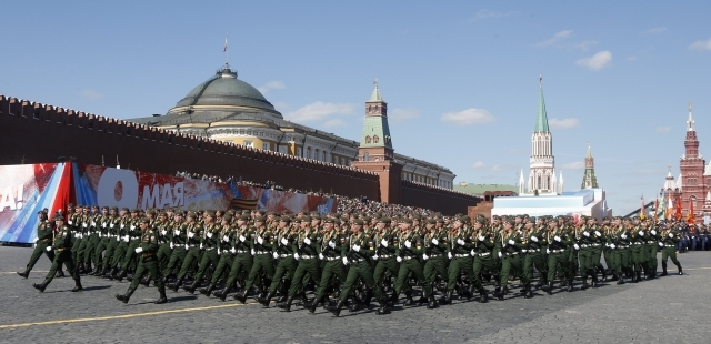Нещо грандиозно се случи на Червения площад в Москва! Русия извади на показ най-новата си военна техника (ВИДЕО)