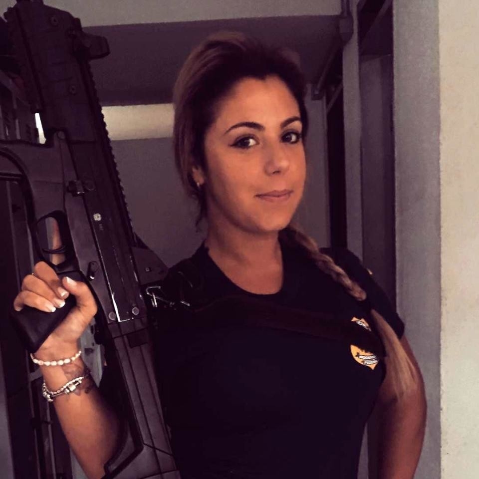 Полицайка супермодел, която патрулира с автомат по улиците, стана хит в мрежата със зашеметяващата си визия (СНИМКИ 18+)