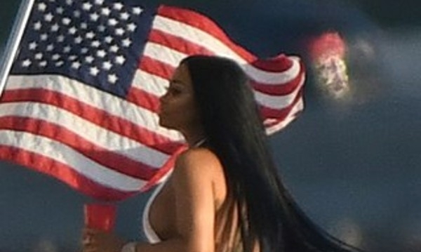 US патриотизъм: Блек Чайна друса пищни телеса пред флага (СНИМКИ 18+)
