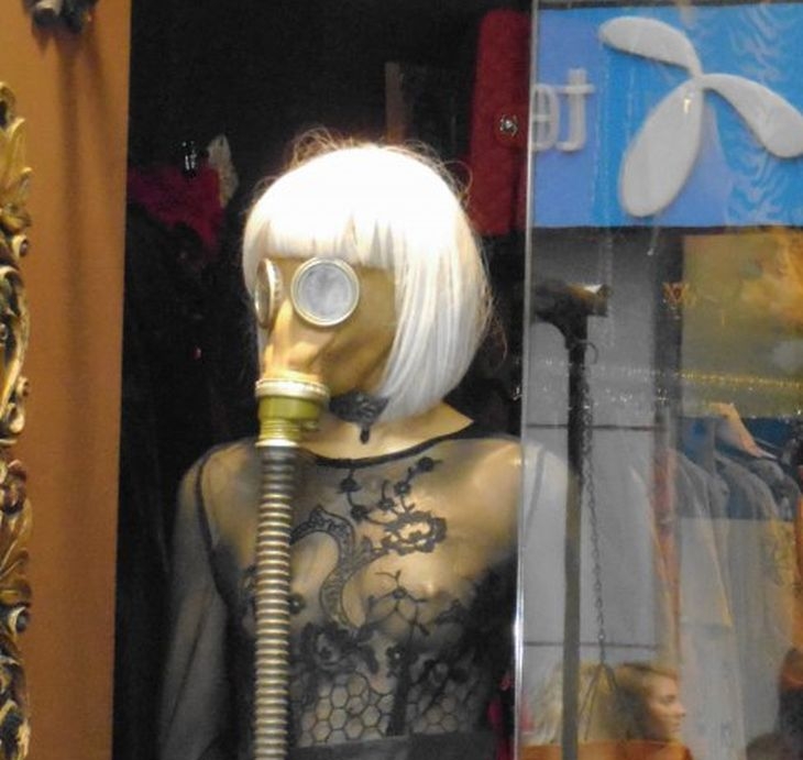 Това ли е най-новата мода в Пловдив? Без сутиен под официална рокля, но с противогаз (СНИМКИ)