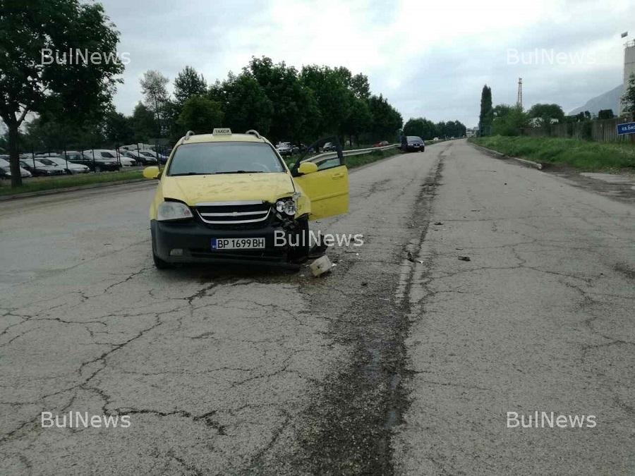 Тежка катастрофа с такси във Враца (СНИМКИ)