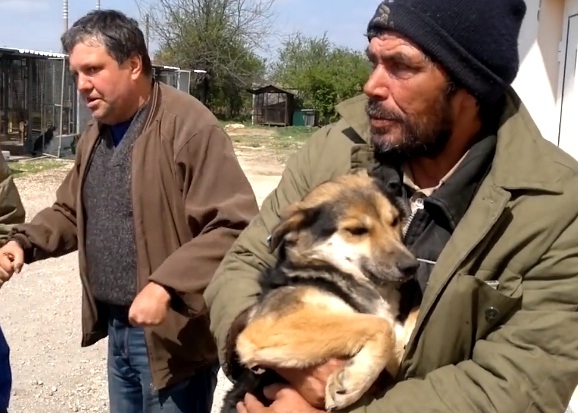 Тази история трогна Фейсбук! Клошар от Русе напусна приюта си, за да се събере с бездомно кученце  (ВИДЕО)