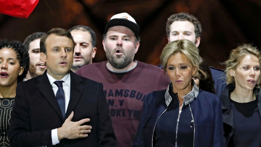 Цяла Франция се чуди: Кой е мъжът с бейзболната шапка до новия президент? (СНИМКА/ВИДЕО)